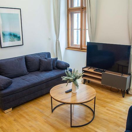 City Centre Apartment With Parking Prága Kültér fotó
