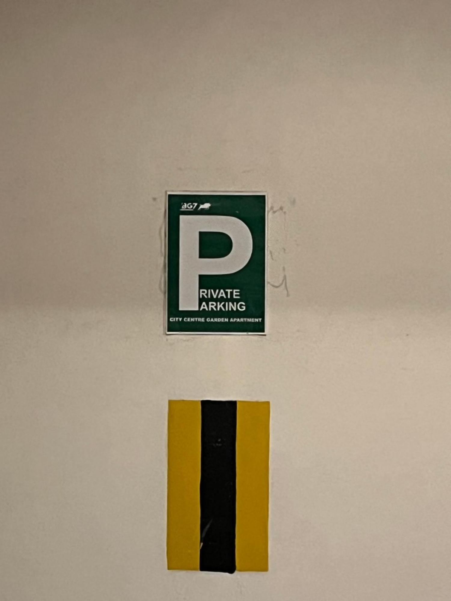 City Centre Apartment With Parking Prága Kültér fotó