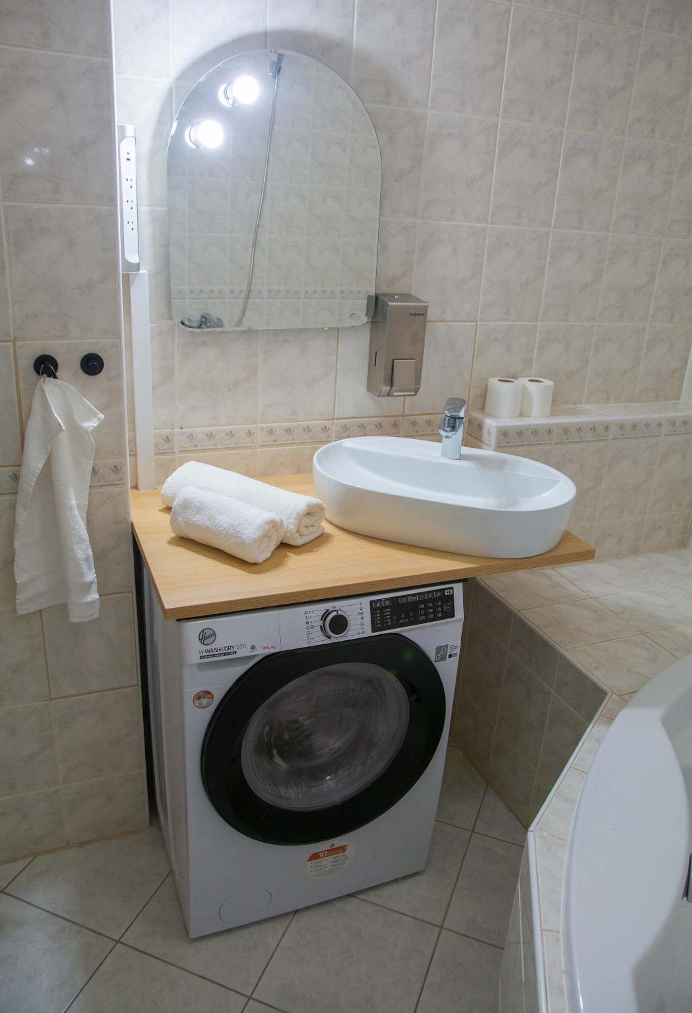 City Centre Apartment With Parking Prága Kültér fotó