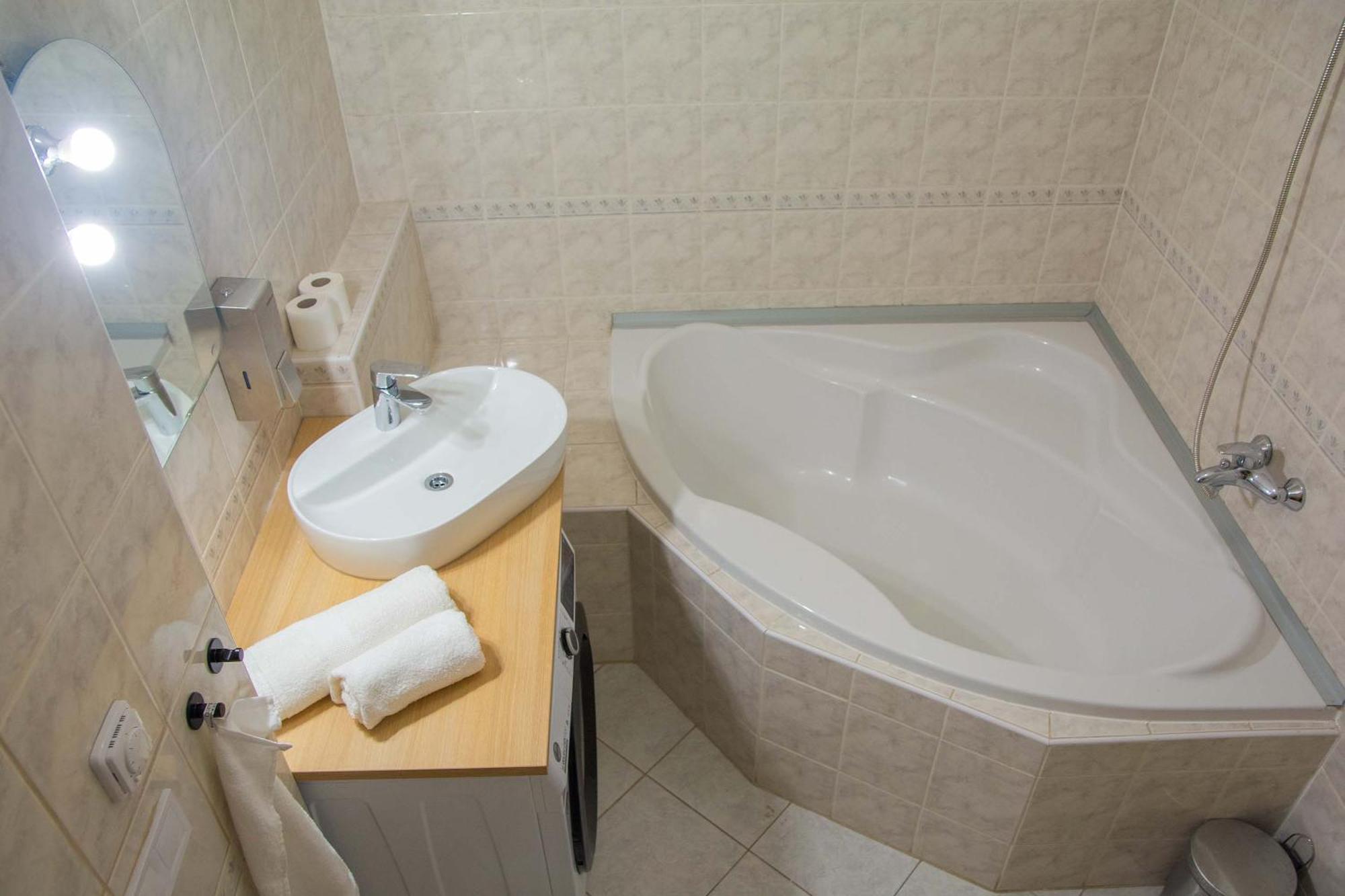 City Centre Apartment With Parking Prága Kültér fotó